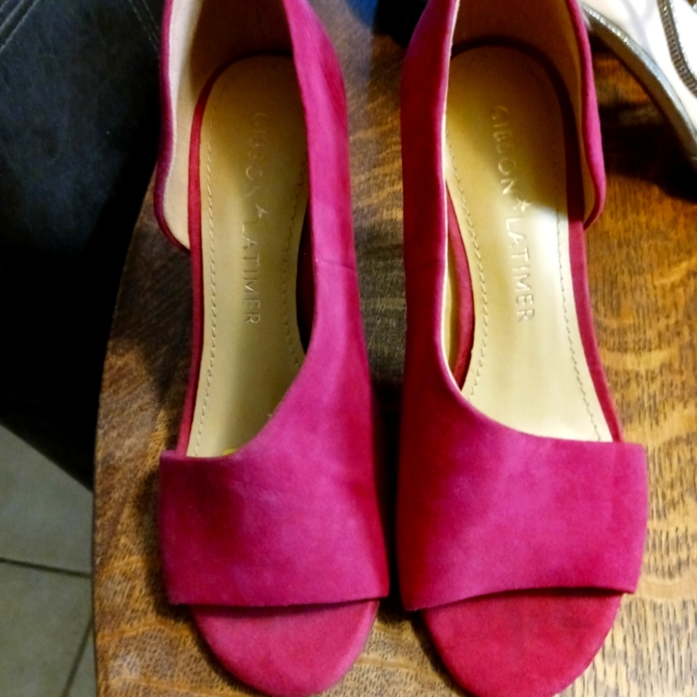 Fuchsia Suede Peep Toe Pumps. Sz 6, Great condition, Looks great with everything